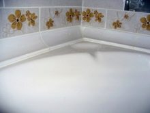 Как и чем заделать большую щель между ванной и стеной