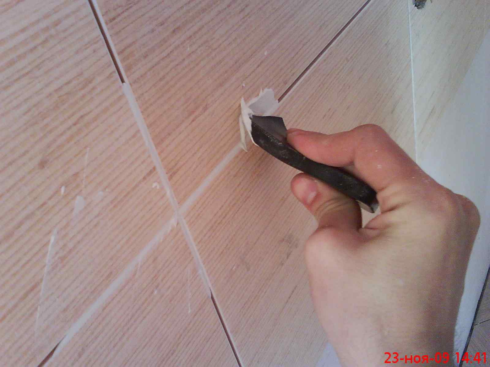 способ применения белой плитки с темной затиркой в отделке стены