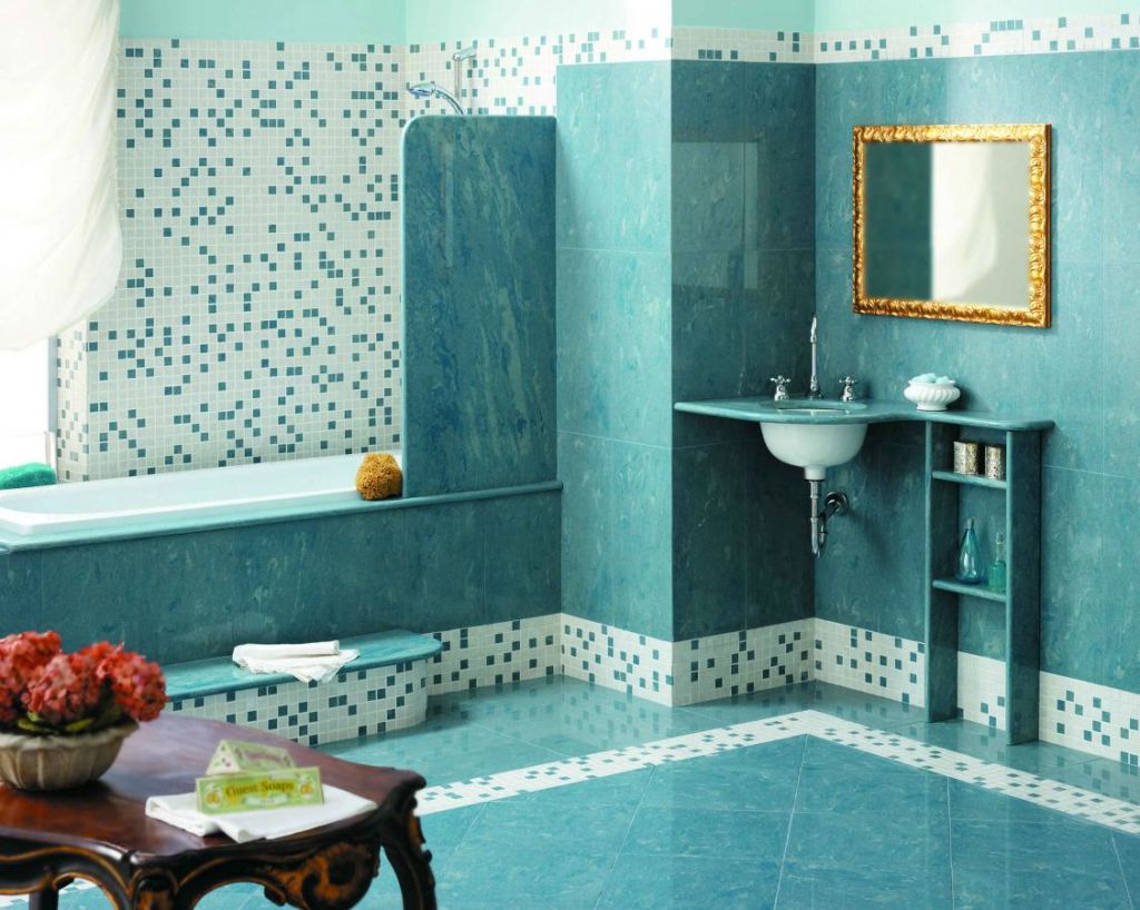 Выкладка мозаикой стены над ванной - самый популярный вариант