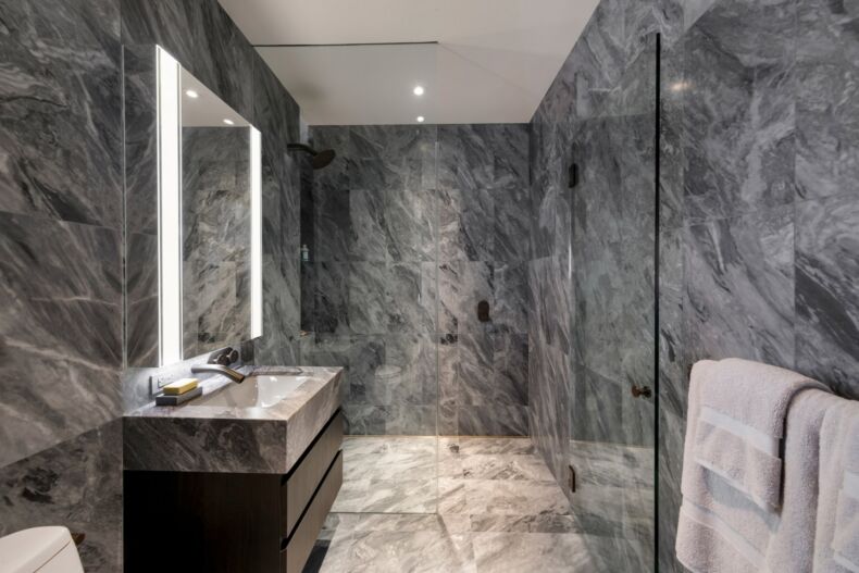 Плитка под мрамор для ванной комнаты: белые настенные керамические модели и мраморный кафель