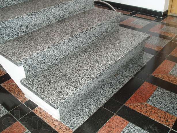 Гранитная плитка на лестнице