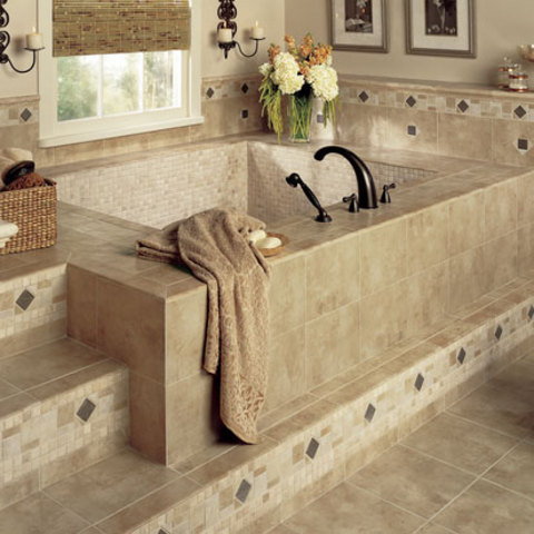 В ванной комнате: плитка из натурального камня