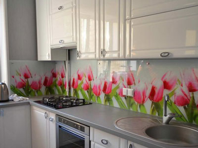 Рисунок цветов на плитке в кухне