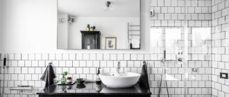 Белая плитка с черной затиркой в ванной